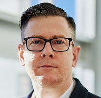 Direktørportræt af Alexander Hughes, CEO i et kryptohandelsfirma